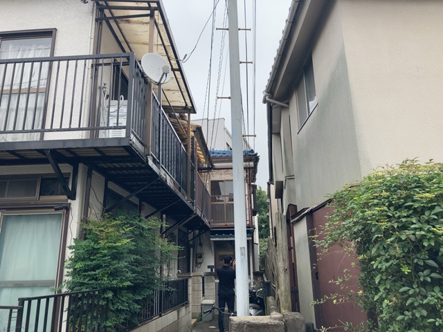 東京都杉並区阿佐ヶ谷北の木造2階建て住宅解体工事前の様子です。